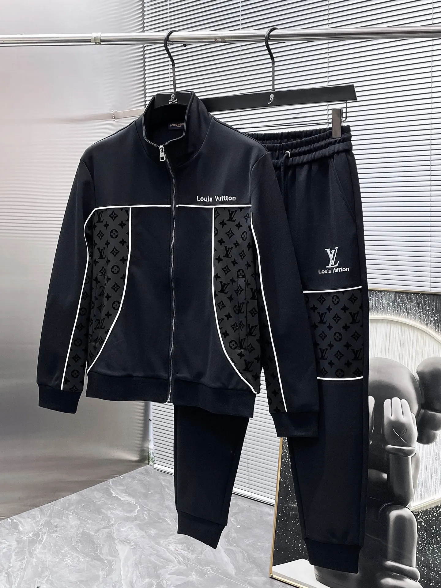 🅿️720 LV hot-selling suit is coming. Focus on the original version of the official website. 2025 new hot-selling cardigan suit. The original order is the best. 🇭🇰The meticulous work of top designers. It has a fitting and perfect upper body effect. All-natural high-quality Tencel Roman cotton 100%, close-fitting comfort, noble and elegant! Original hardware embodies elegance and nobility! Counter size: M-3XL (maximum wear up to 190 pounds)